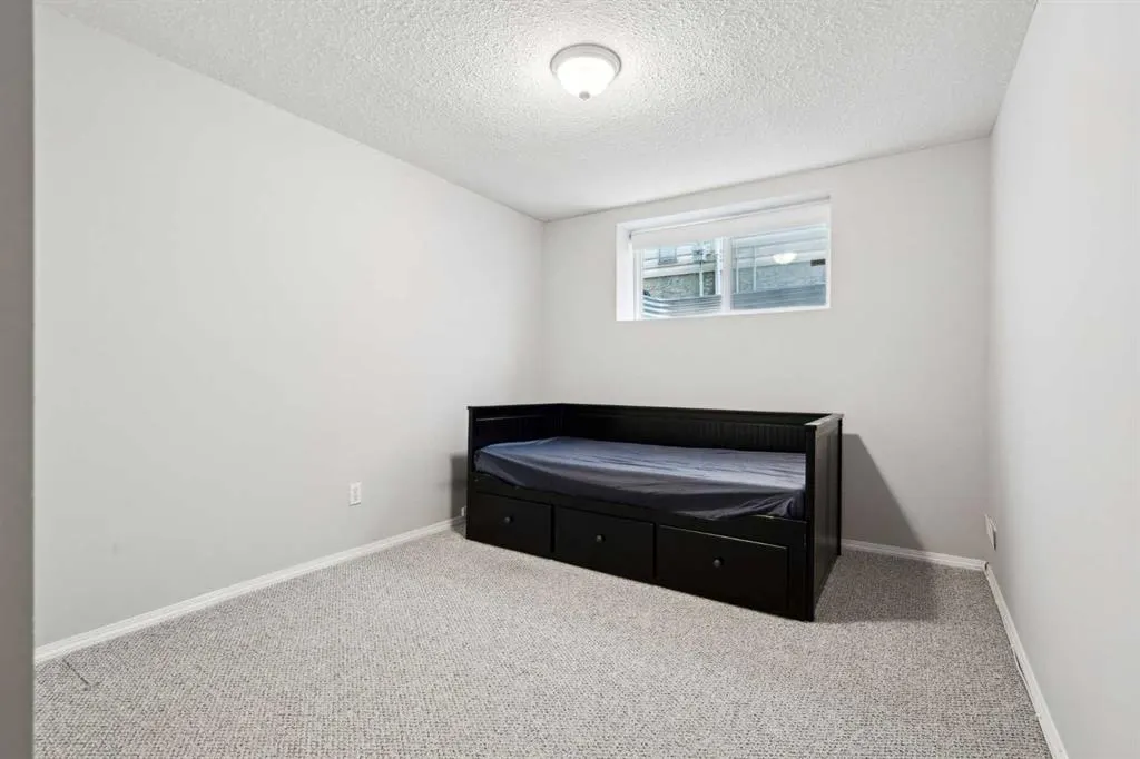 133 Somerglen Way SW