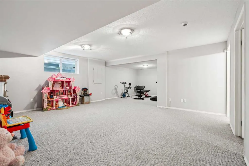 133 Somerglen Way SW
