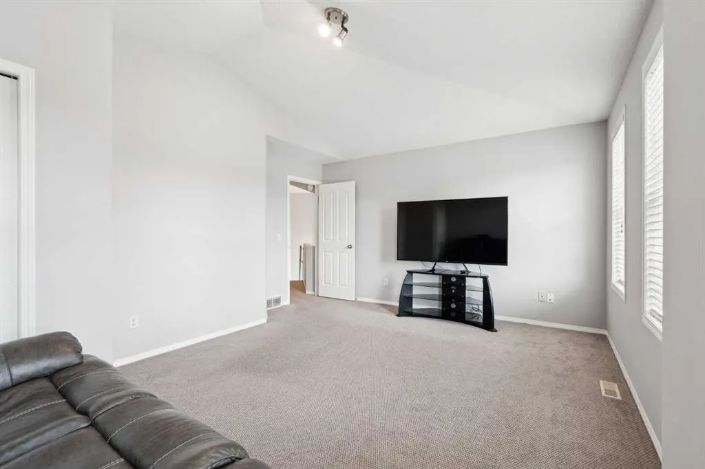 133 Somerglen Way SW