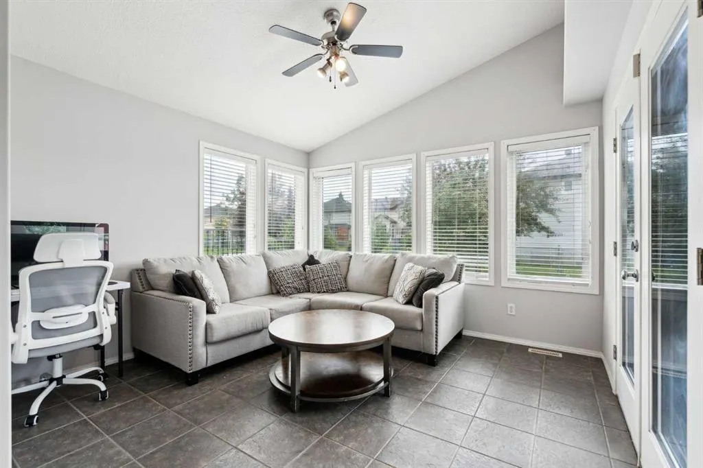 133 Somerglen Way SW