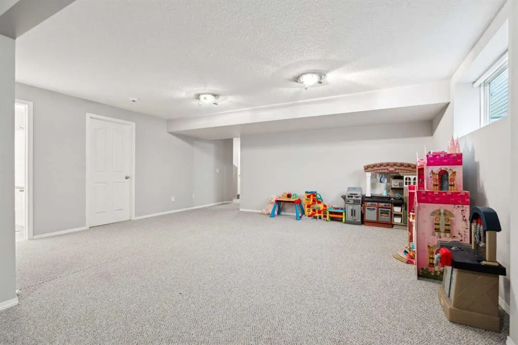 133 Somerglen Way SW