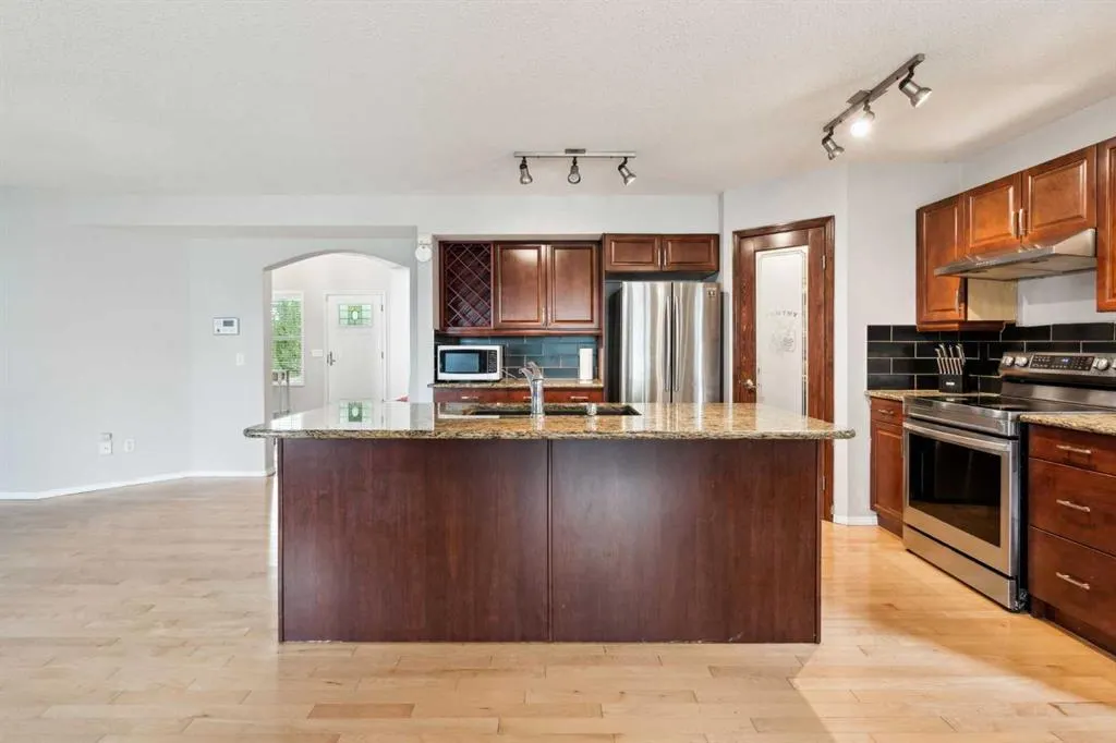 133 Somerglen Way SW