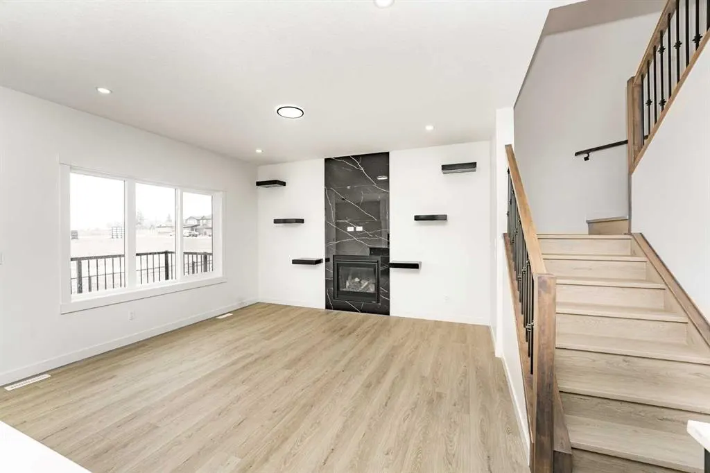 182 Lakewood Crescent