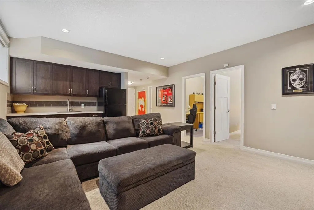250 Evansglen Drive NW