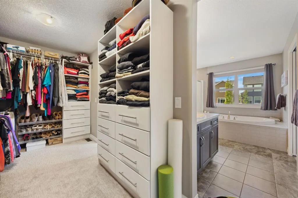 250 Evansglen Drive NW