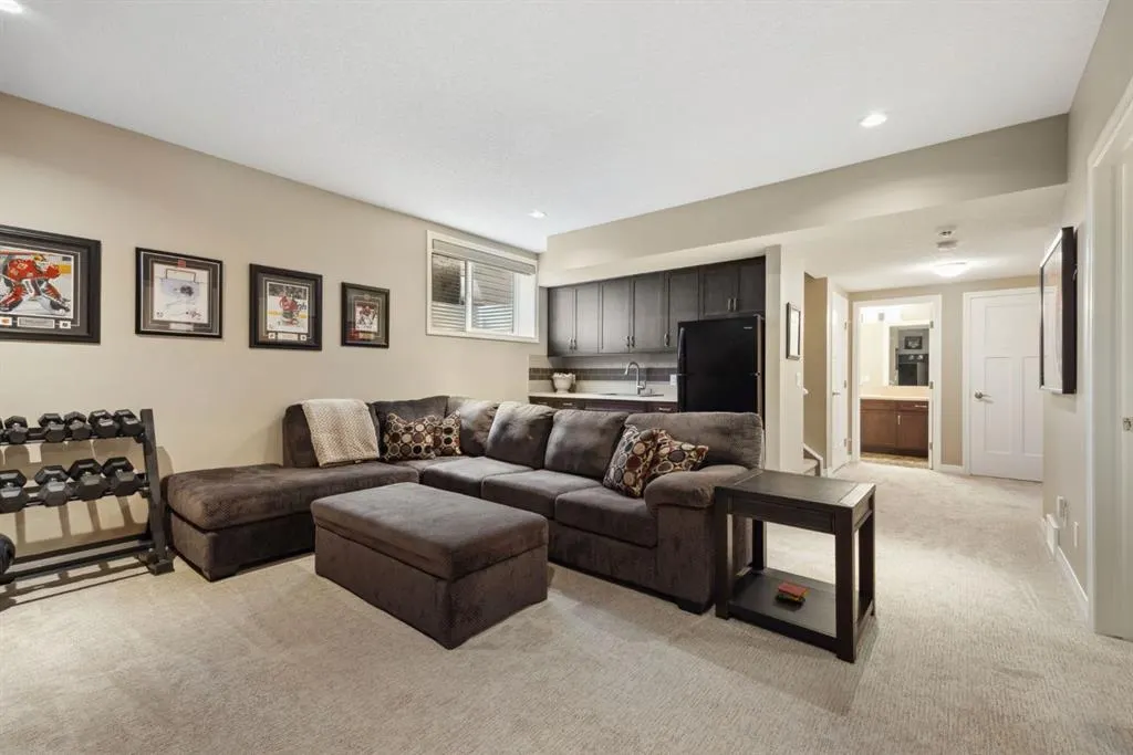 250 Evansglen Drive NW