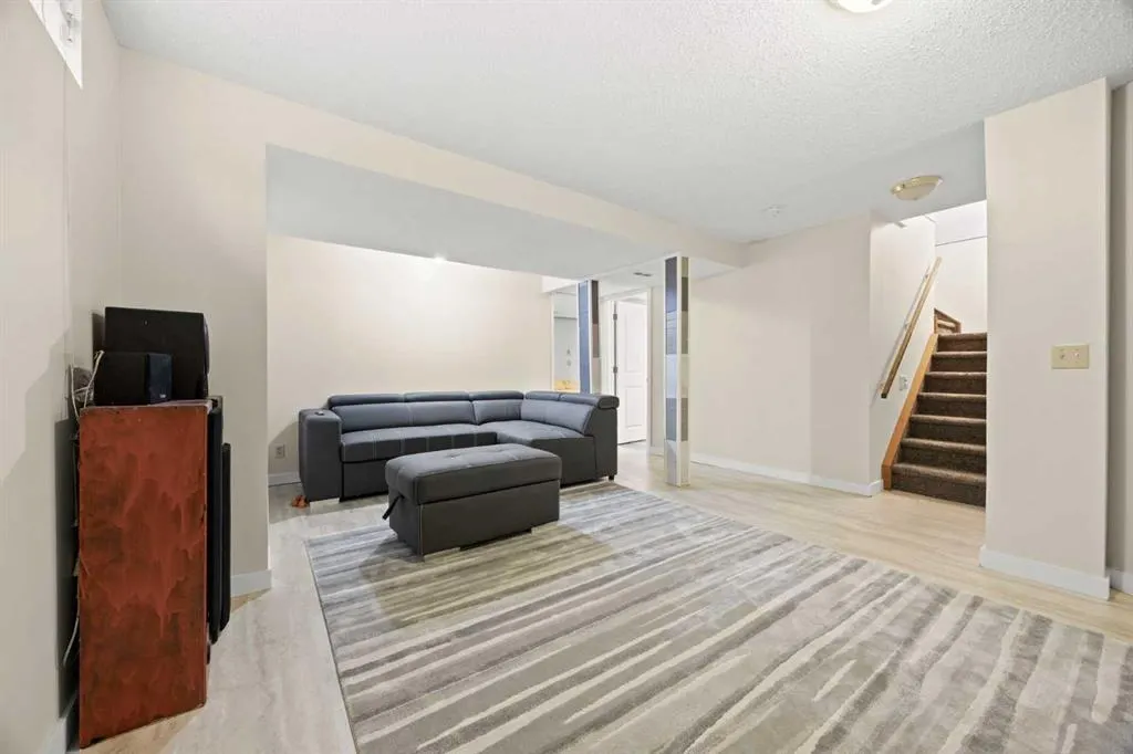 139 Hawkville Close NW
