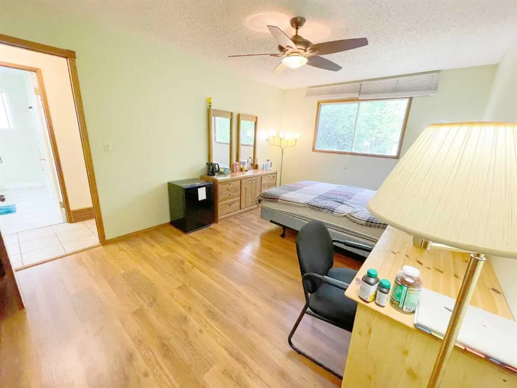 40 Mohawk Road W