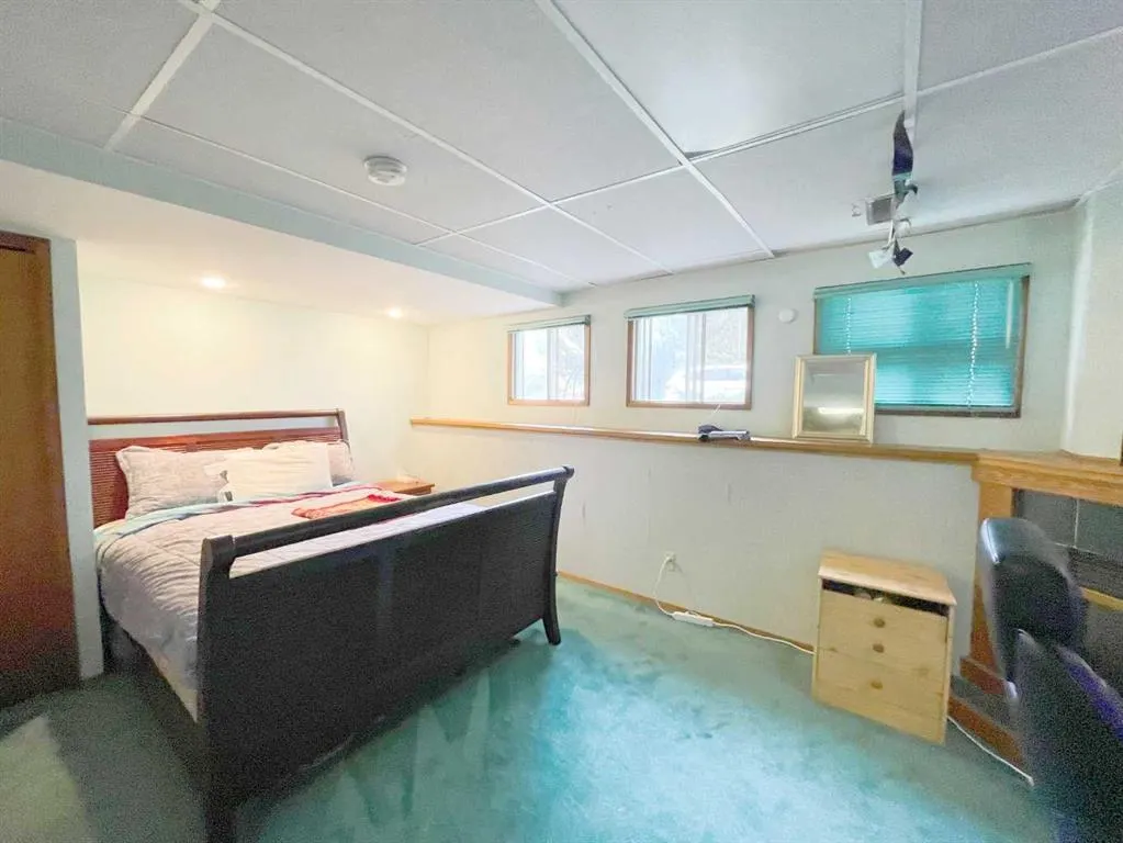 40 Mohawk Road W