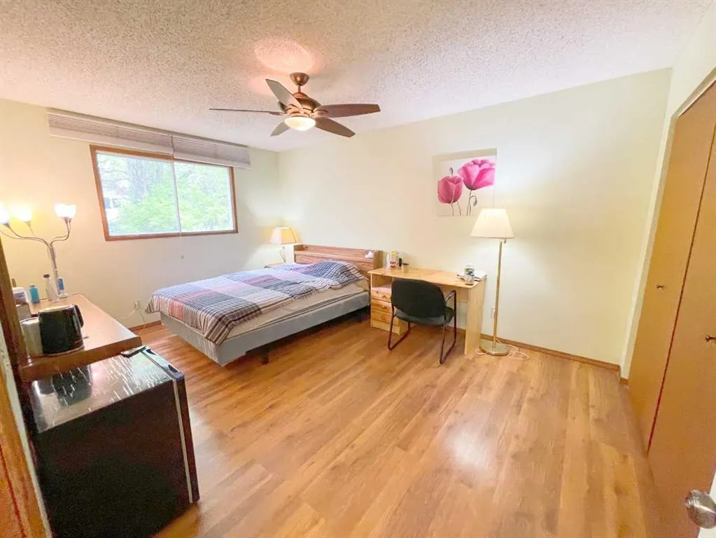 40 Mohawk Road W