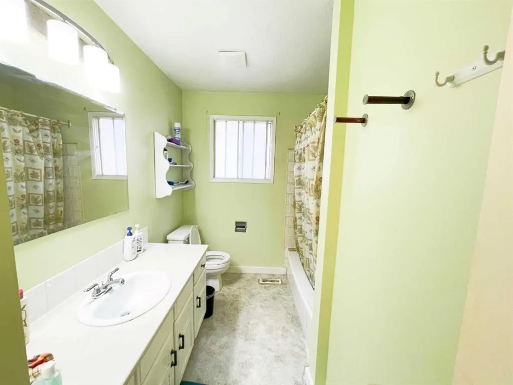 40 Mohawk Road W