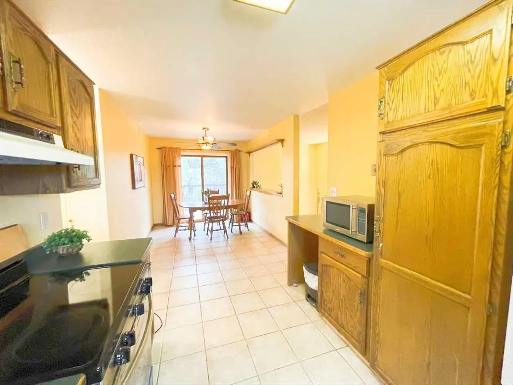40 Mohawk Road W