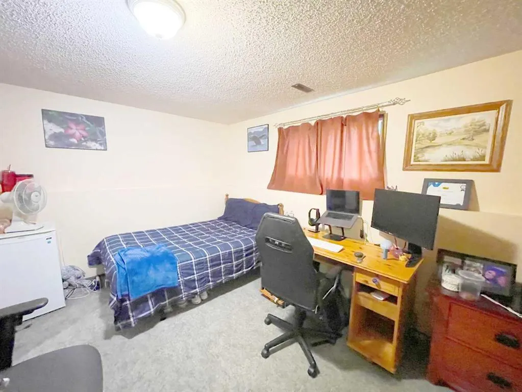40 Mohawk Road W