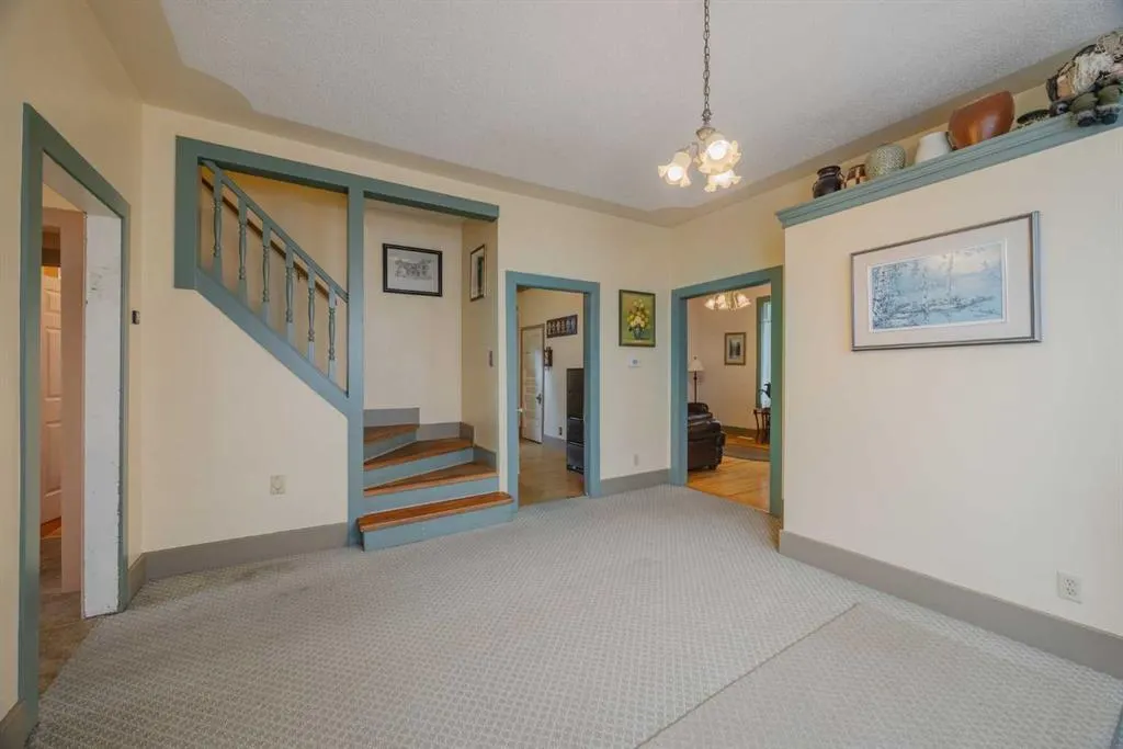 15 Elma Street W