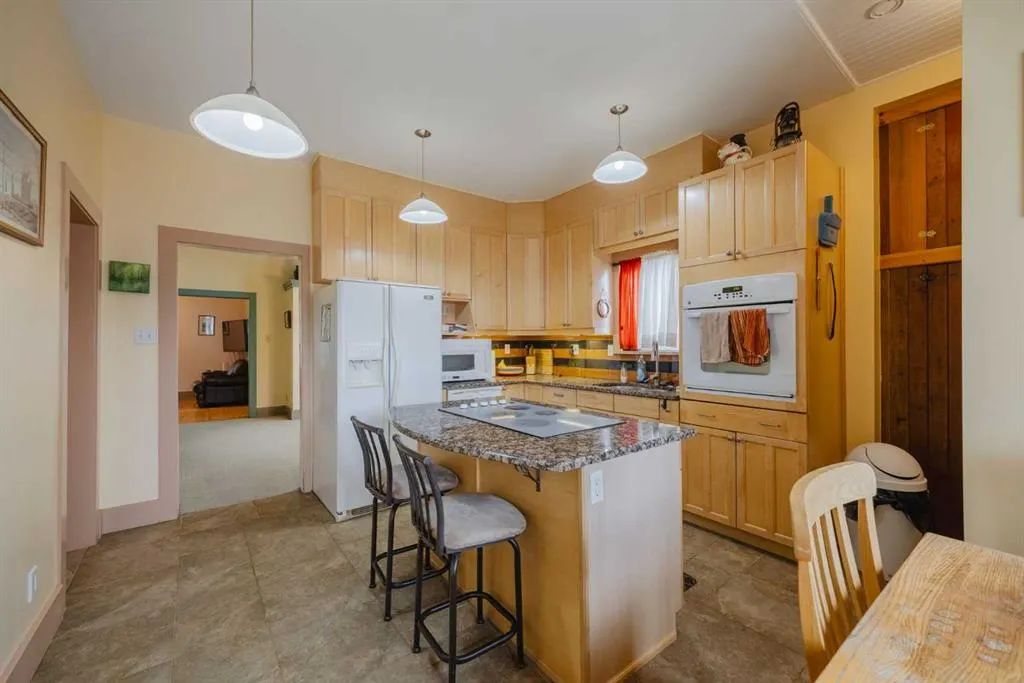 15 Elma Street W