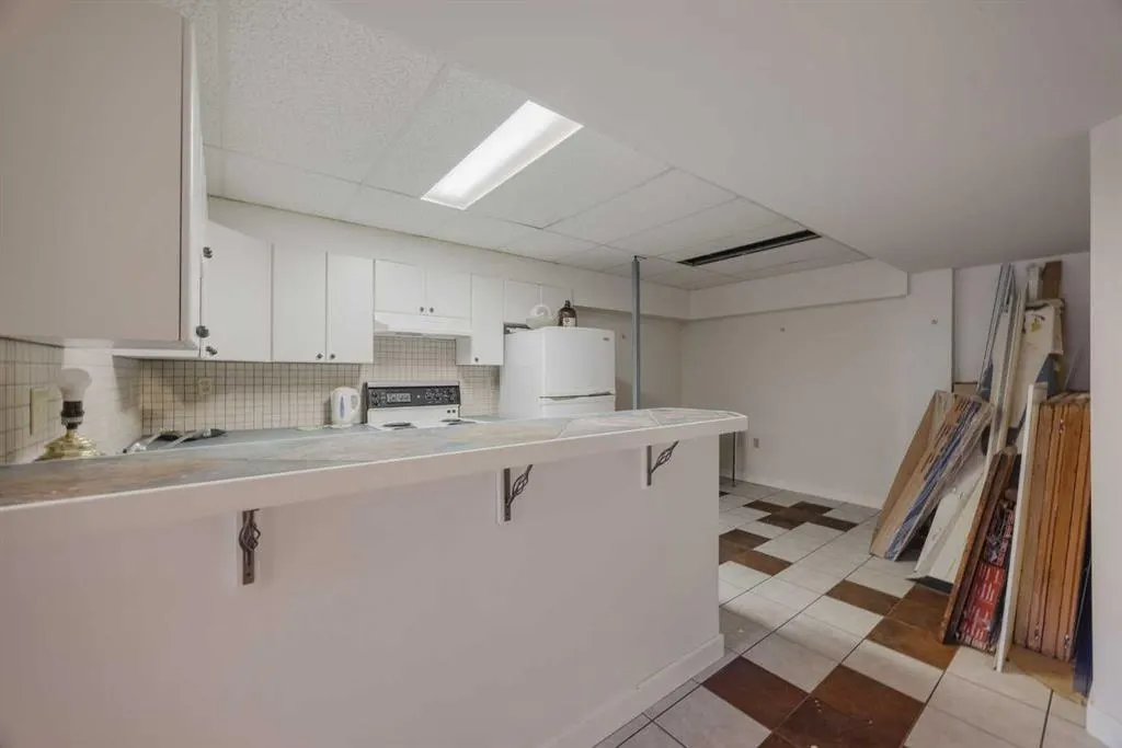 15 Elma Street W