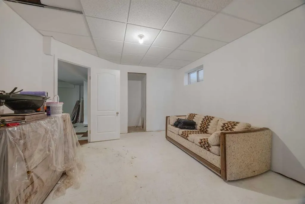15 Elma Street W