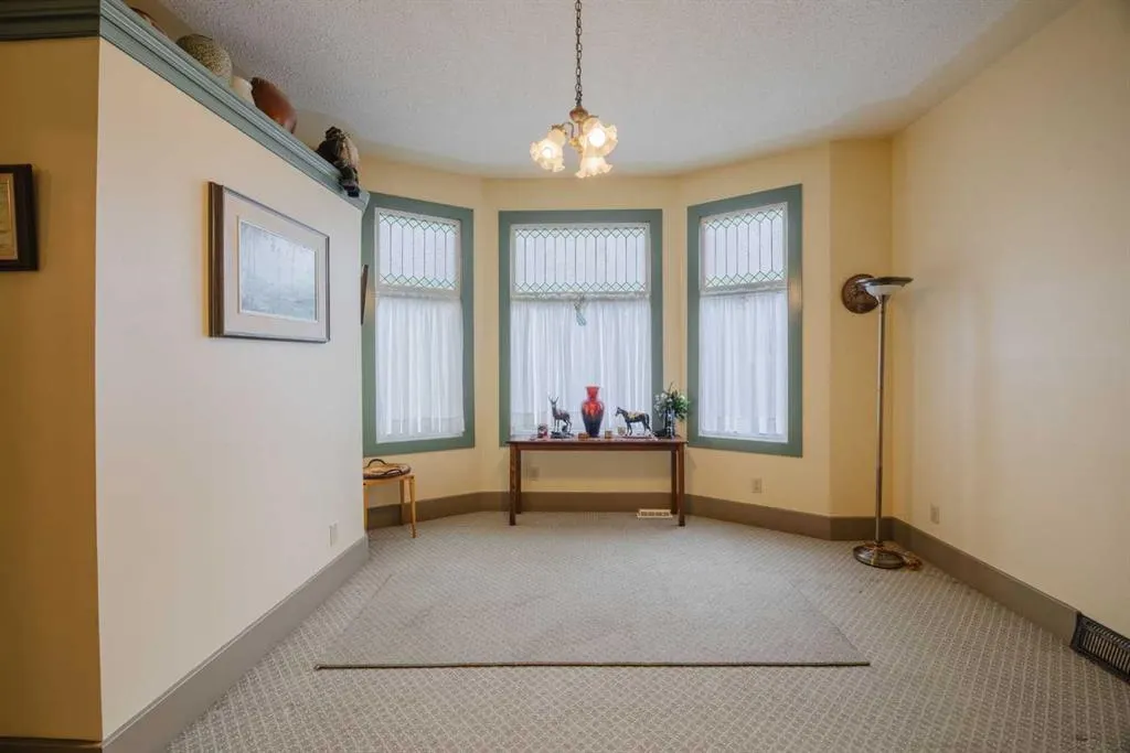 15 Elma Street W