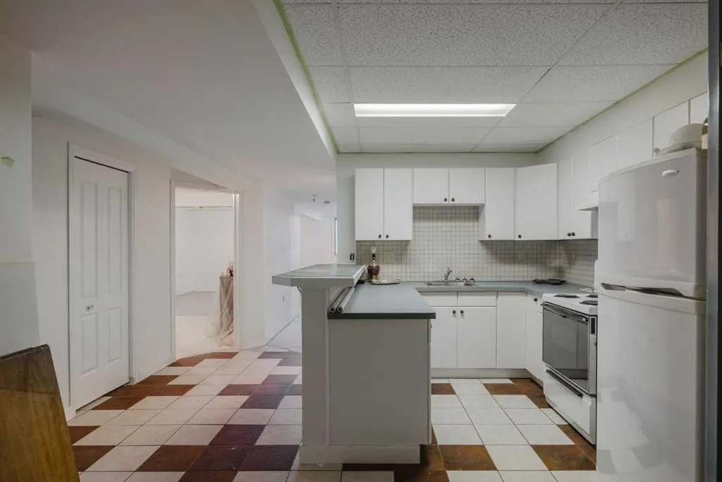 15 Elma Street W