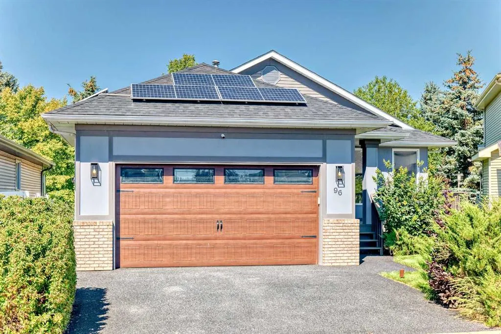 96 Douglas Shore Close SE