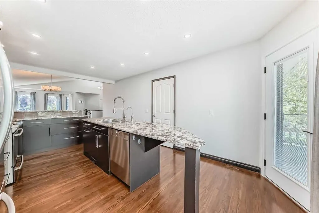 96 Douglas Shore Close SE