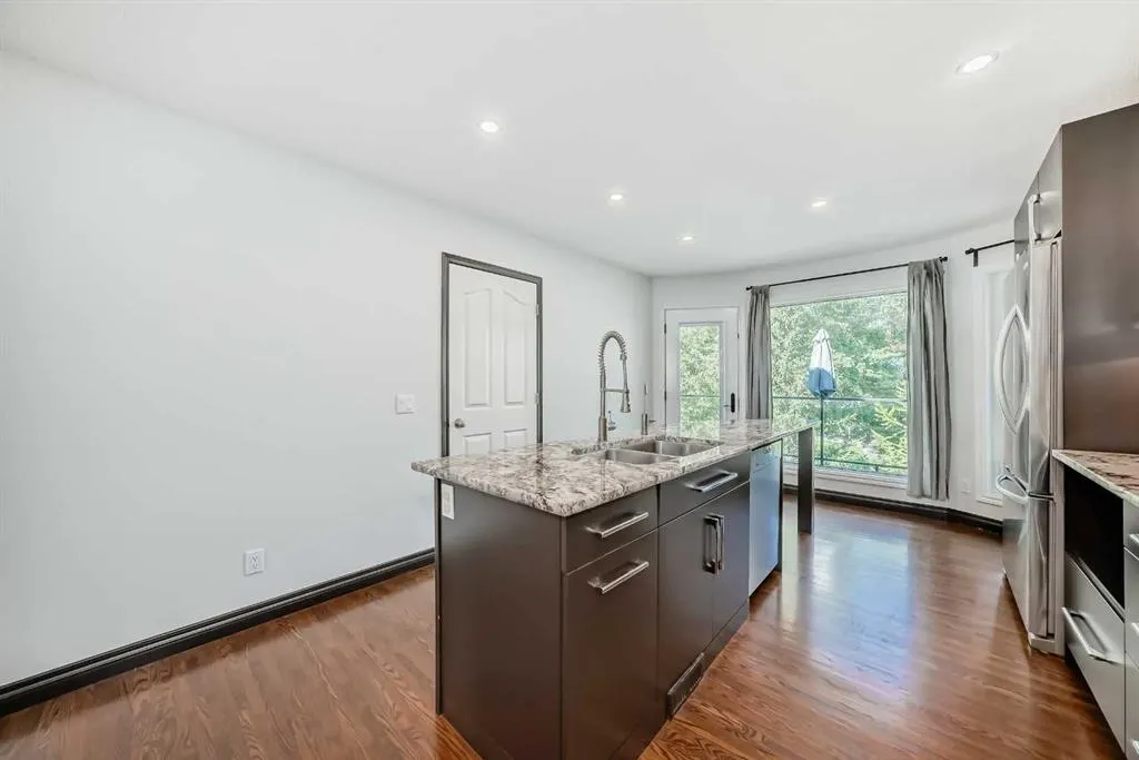 96 Douglas Shore Close SE