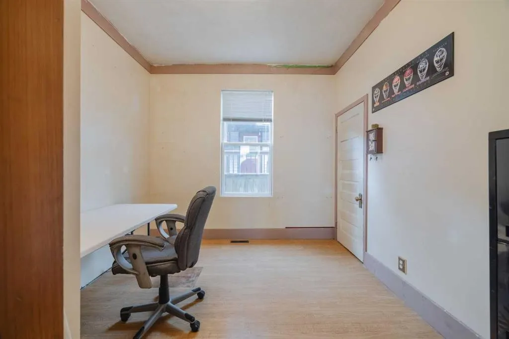 15 Elma Street W
