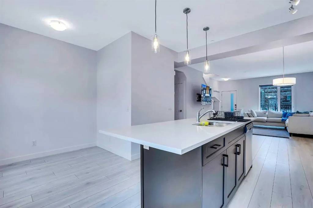 160 Livingston Common NE