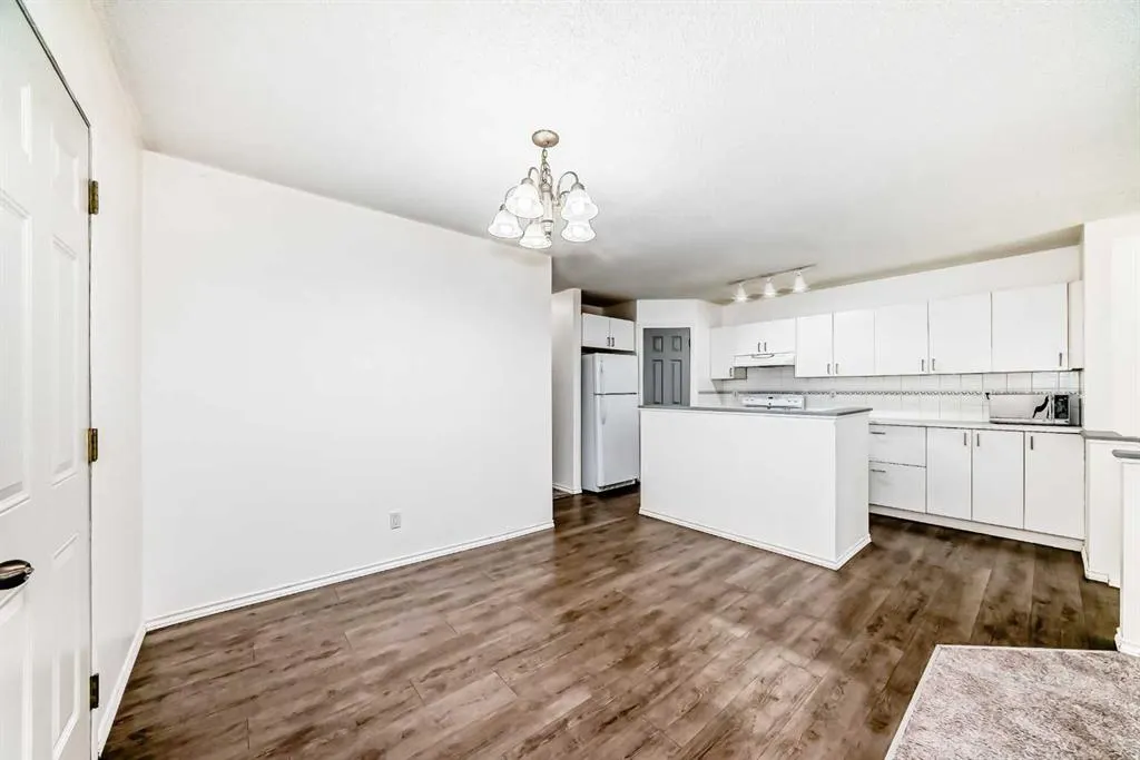 202 Saddlemead Green NE