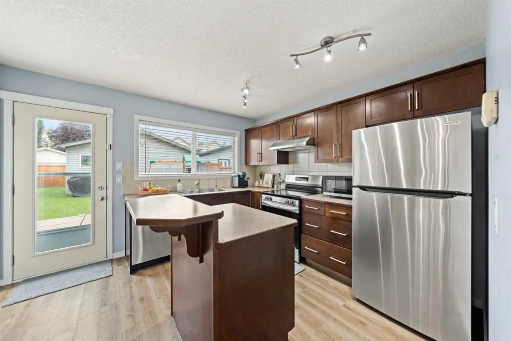186 Cranberry Close SE