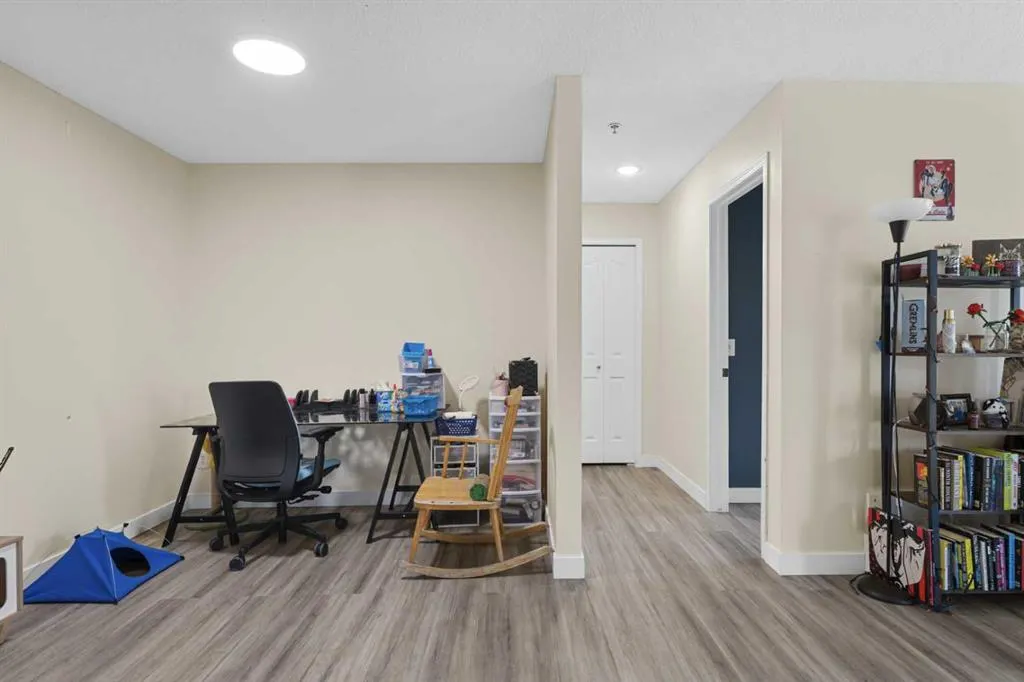 2106 Valleyview Park SE, #106