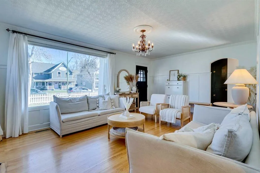 37 Elma Street W