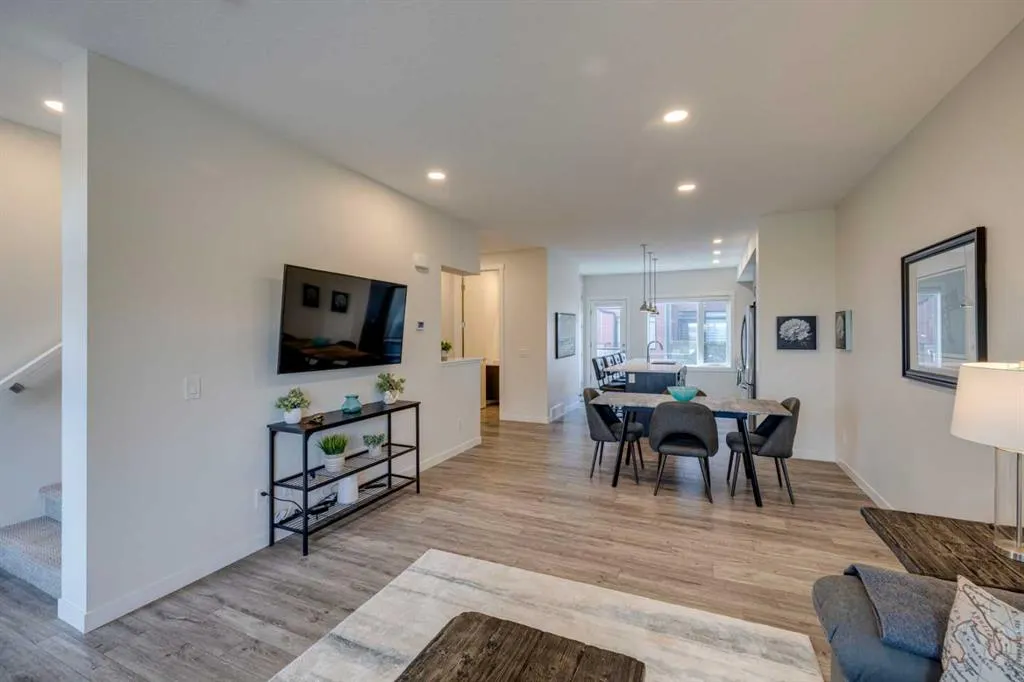 614 Greenbriar Common NW