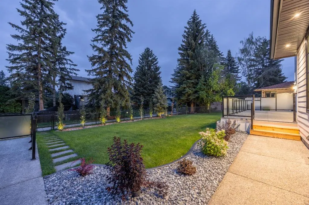 12 Vardana Place NW