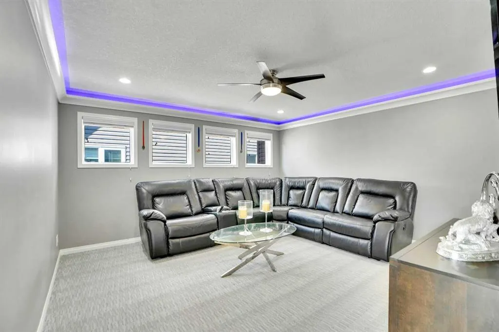 33 Savanna Green NE