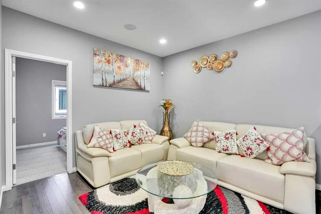 33 Savanna Green NE