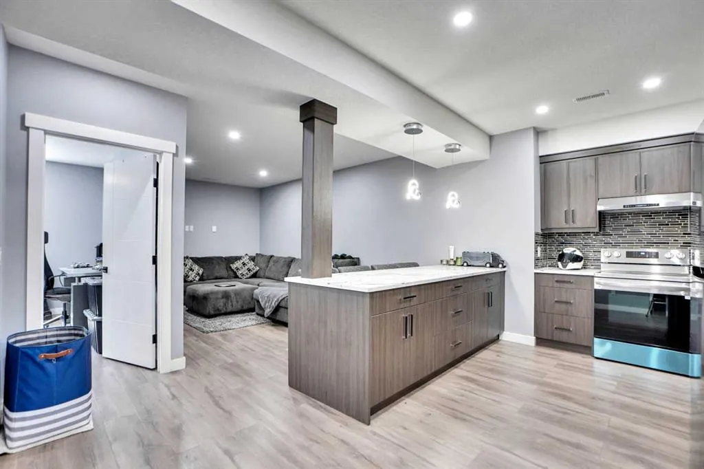 33 Savanna Green NE