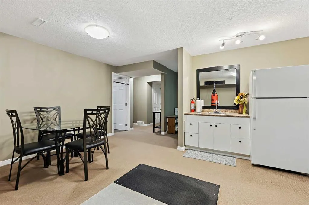 194 Everglen Crescent SW