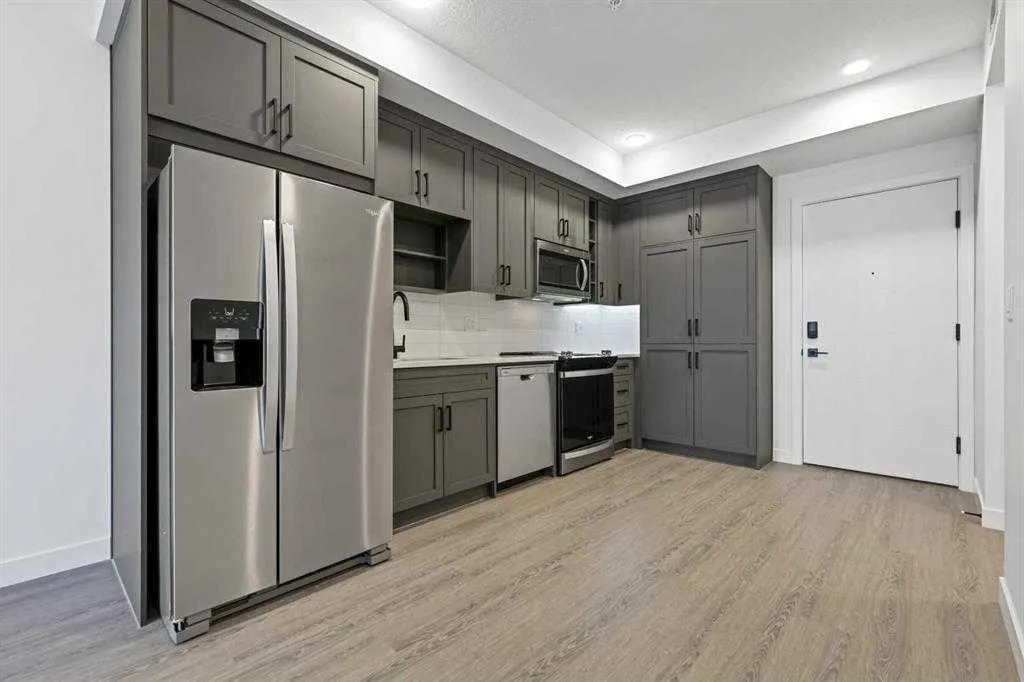 3932 University Avenue NW, #627
