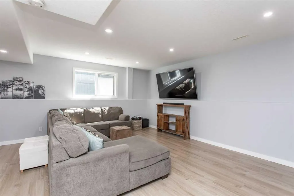 66 WOODBINE Avenue