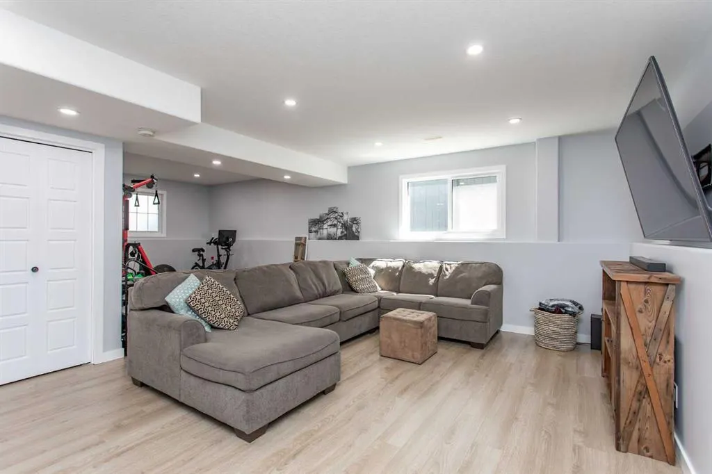 66 WOODBINE Avenue