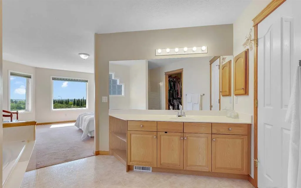 9 Panorama Hills Manor NW