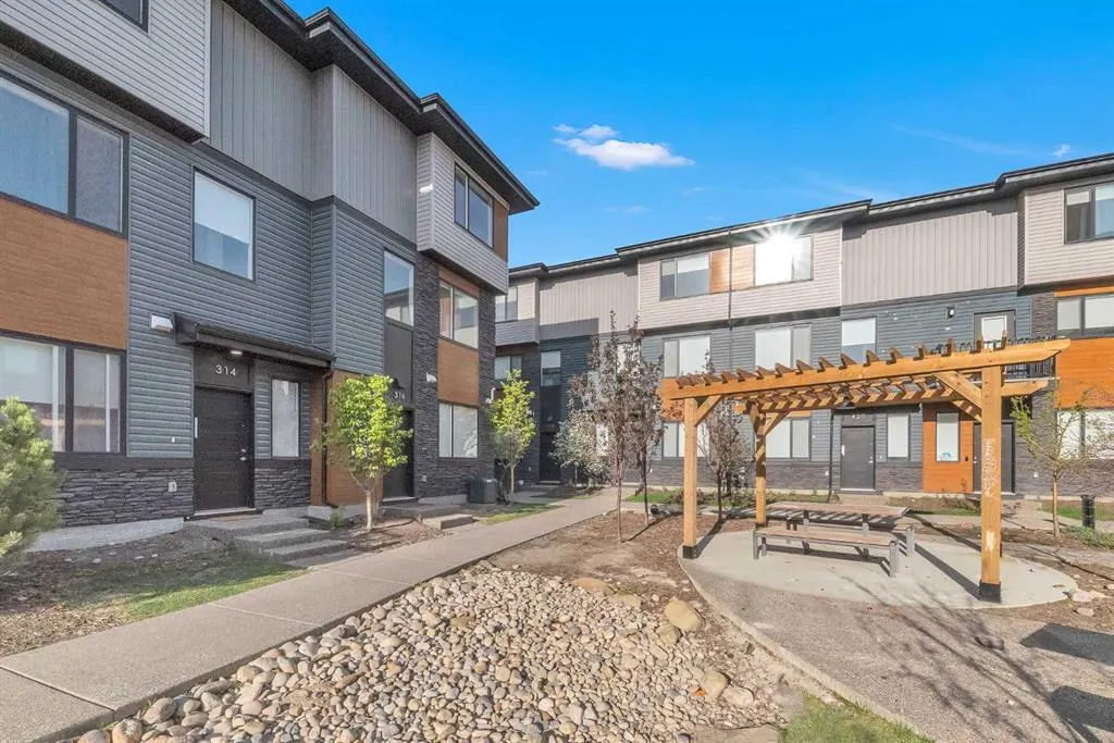 316 Corner Glen Circle NE