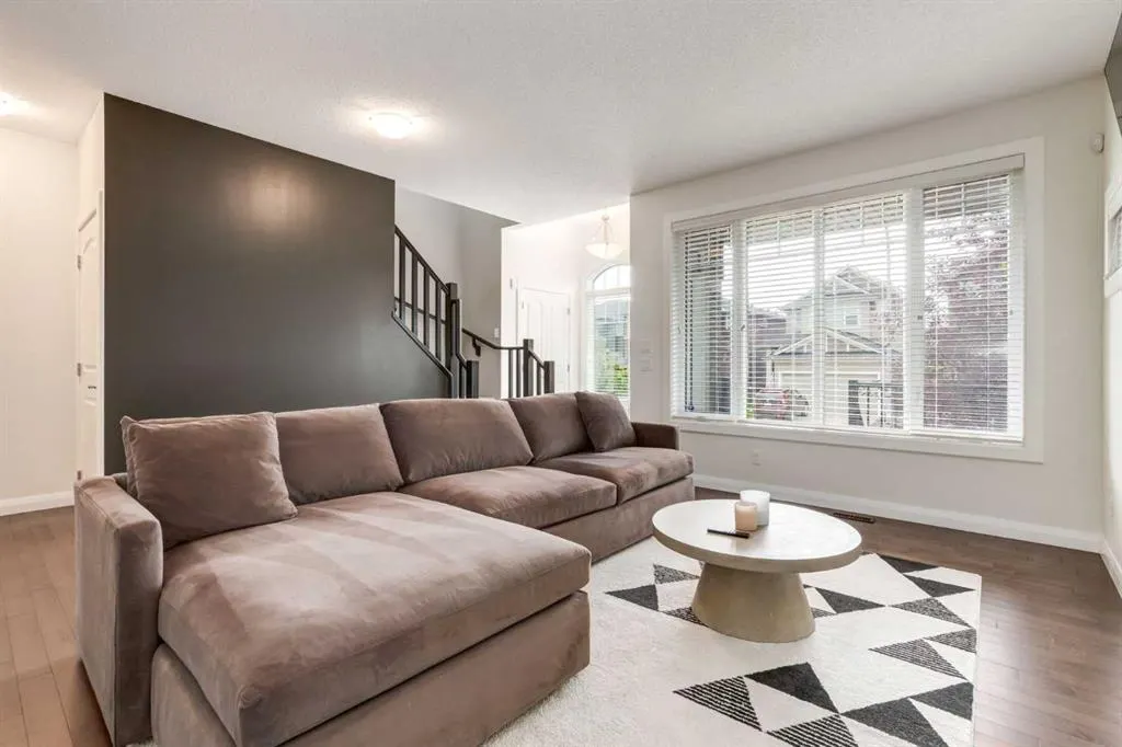 372 Evanspark Gardens NW