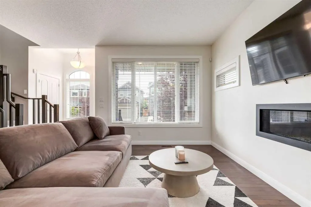372 Evanspark Gardens NW