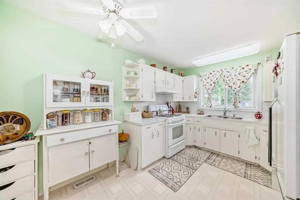 247 Doverview Crescent SE