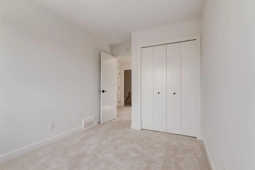 146 Belvedere Crescent SE