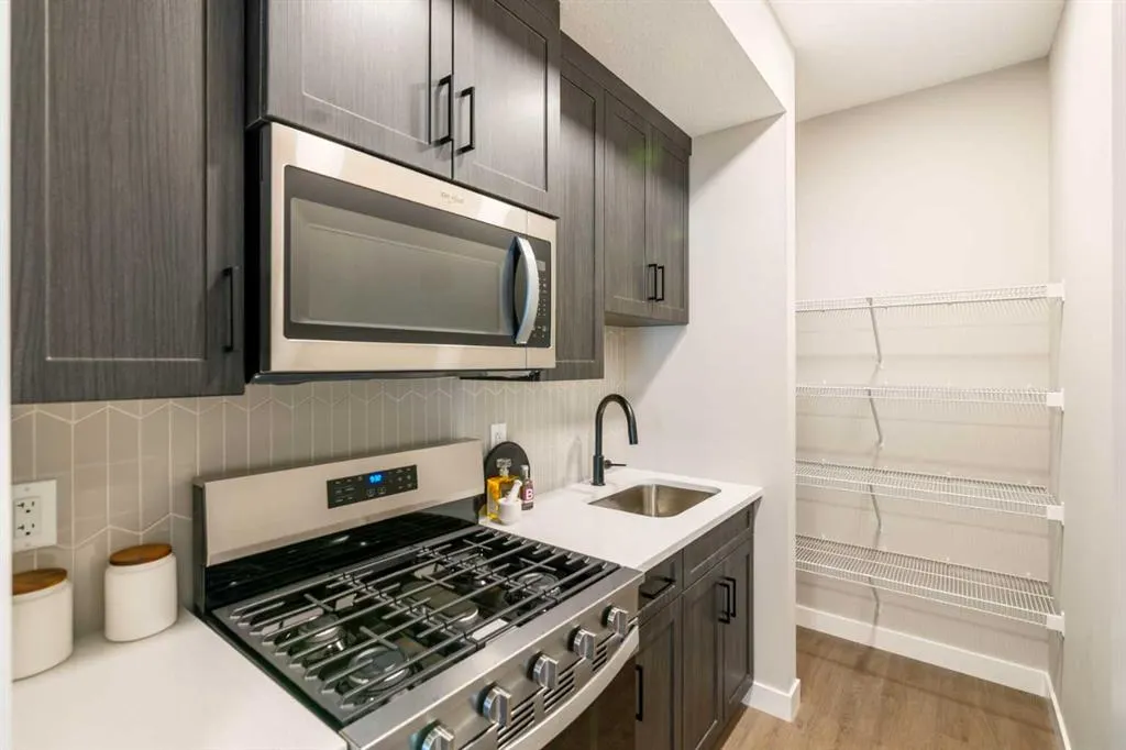 215 Belvedere Crescent SE