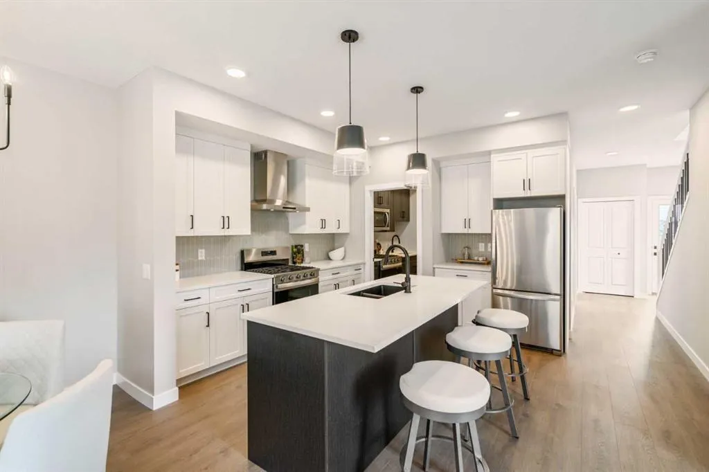 215 Belvedere Crescent SE