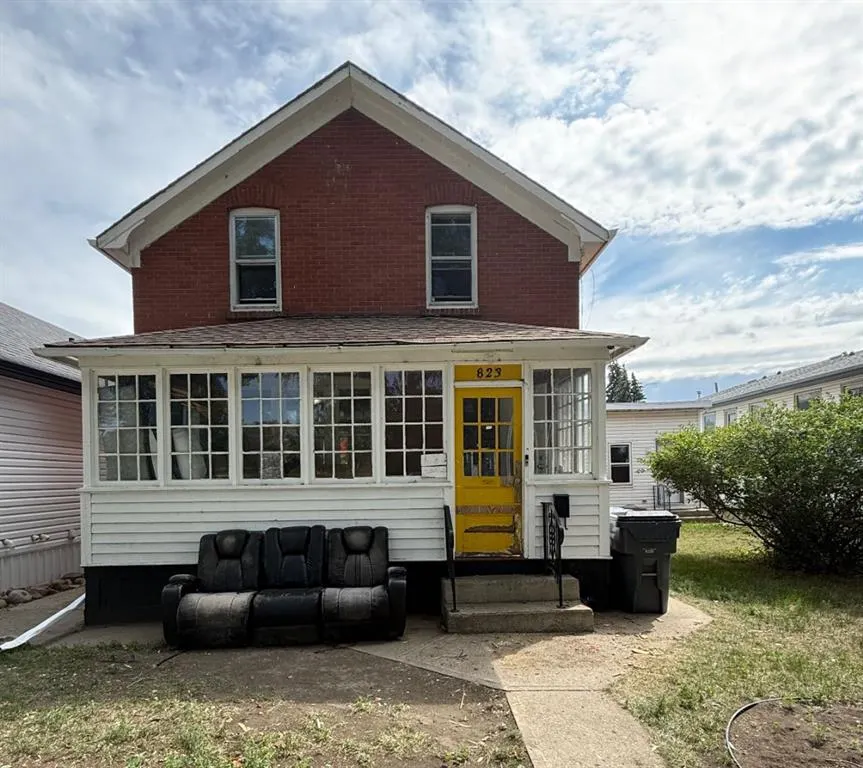 823 4 Street SE